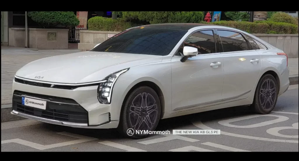 Un coche Kia blanco estacionado en la calle.