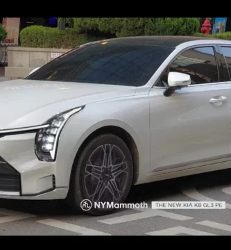 Un coche Kia blanco estacionado en la calle.
