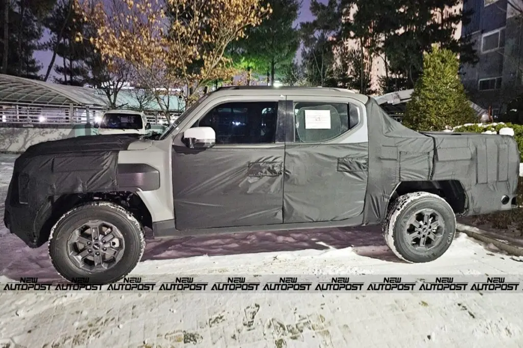 Camioneta con camuflaje de pruebas estacionada en la nieve.