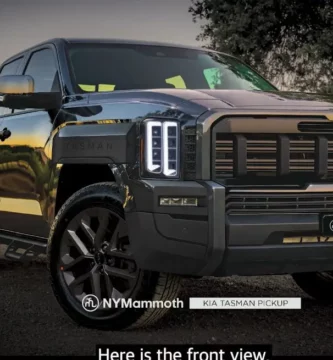 Camioneta Kia Tasman negra con detalles de iluminación al atardecer.