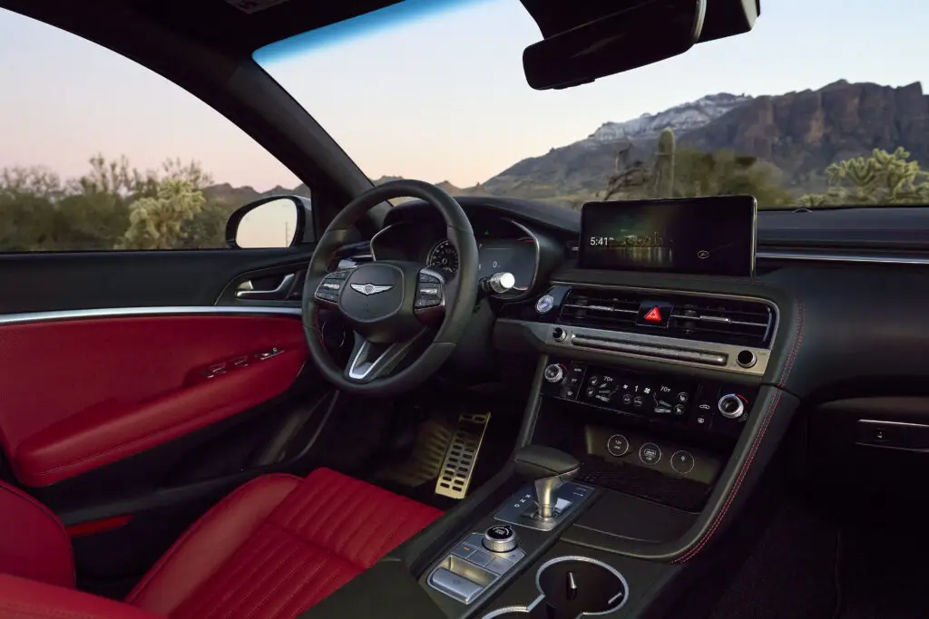 Interior de un automóvil de lujo con detalles en rojo.