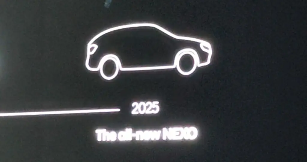 Esquema luminoso de un automóvil con texto "2025 The all-new NEXO".