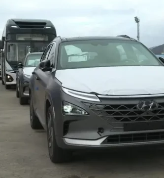 Vehículos nuevos en fila en un puerto para transporte.