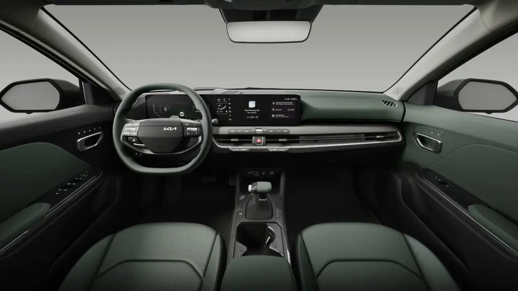 Interior moderno de un vehículo con pantalla táctil y volante futurista.