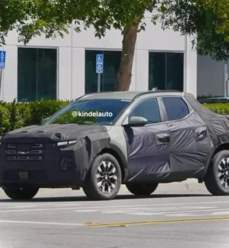 Camioneta con cubierta de camuflaje en un estacionamiento.