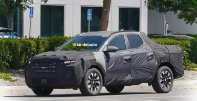 Camioneta con cubierta de camuflaje en un estacionamiento.