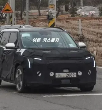 Coche cubierto con camuflaje para pruebas en carretera.