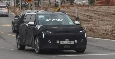 Coche cubierto con camuflaje para pruebas en carretera.