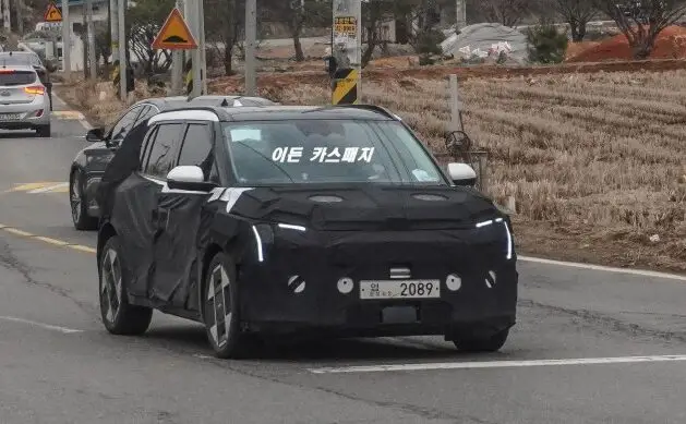 Coche cubierto con camuflaje para pruebas en carretera.