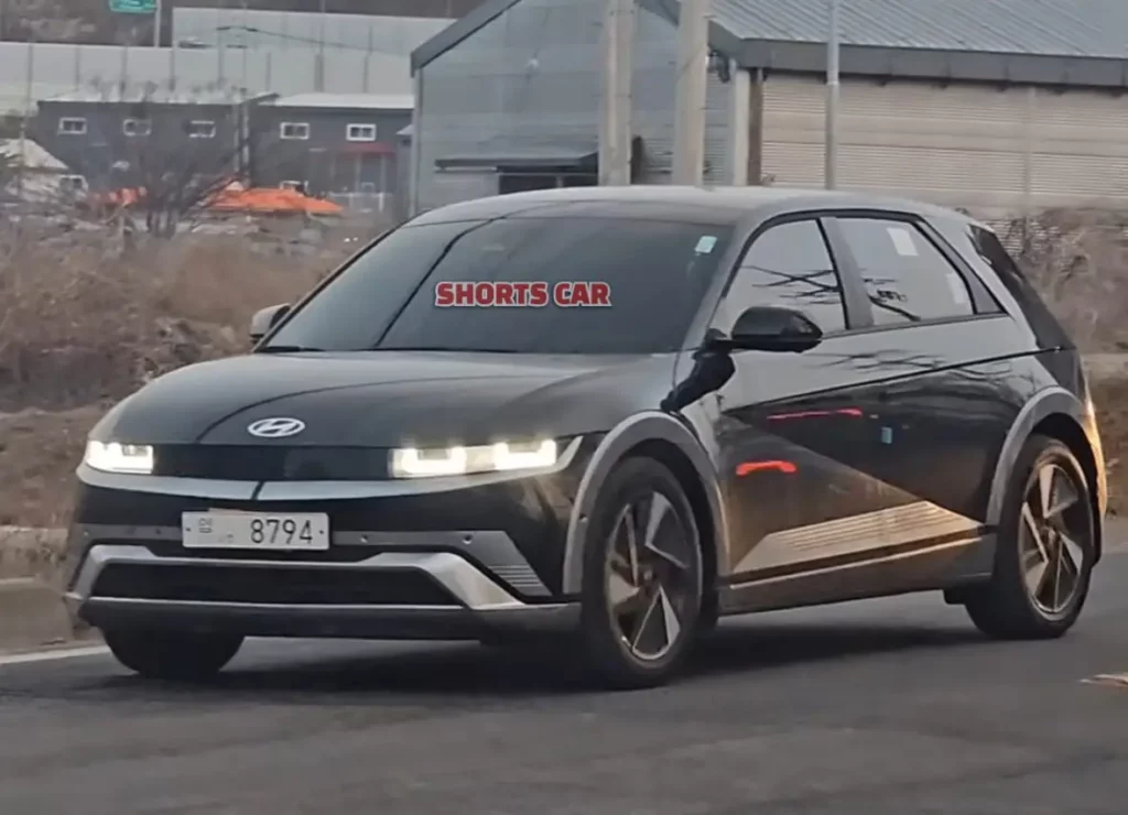 Un coche eléctrico Hyundai moderno conduciendo por una carretera.