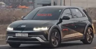 Un coche eléctrico Hyundai moderno conduciendo por una carretera.