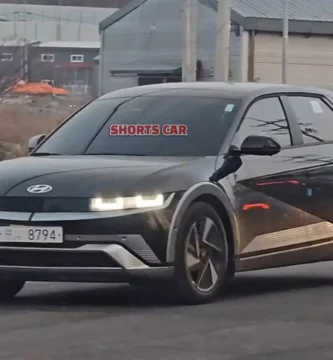 Un coche eléctrico Hyundai moderno conduciendo por una carretera.