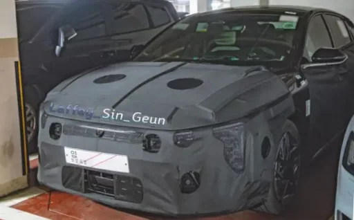 Automóvil deportivo cubierto con camuflaje estacionado en un garaje.