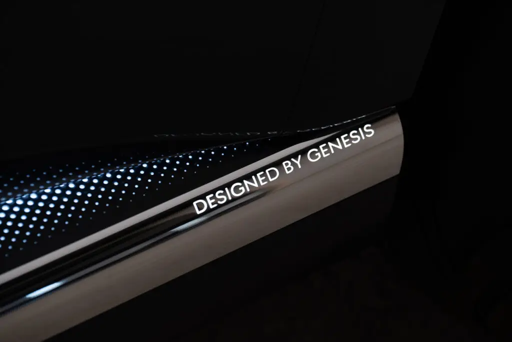 Umbral de vehículo con iluminación y logotipo "DESIGNED BY GENESIS".