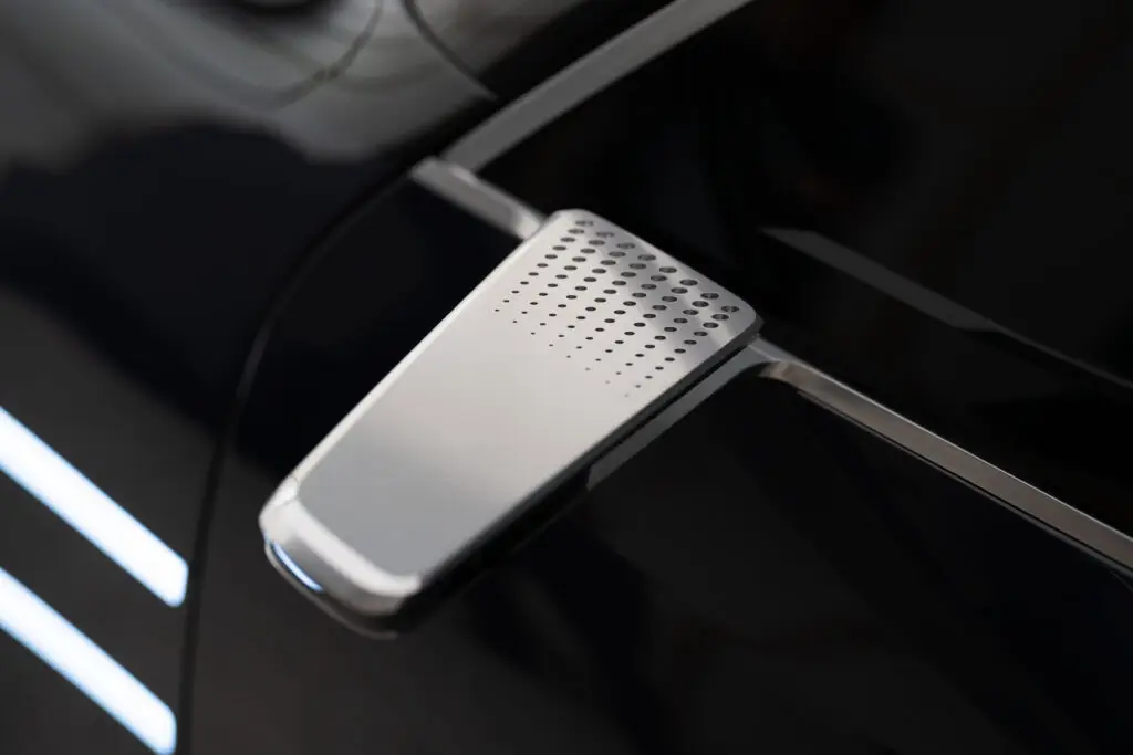 Cargador inalámbrico de smartphone en un coche moderno.