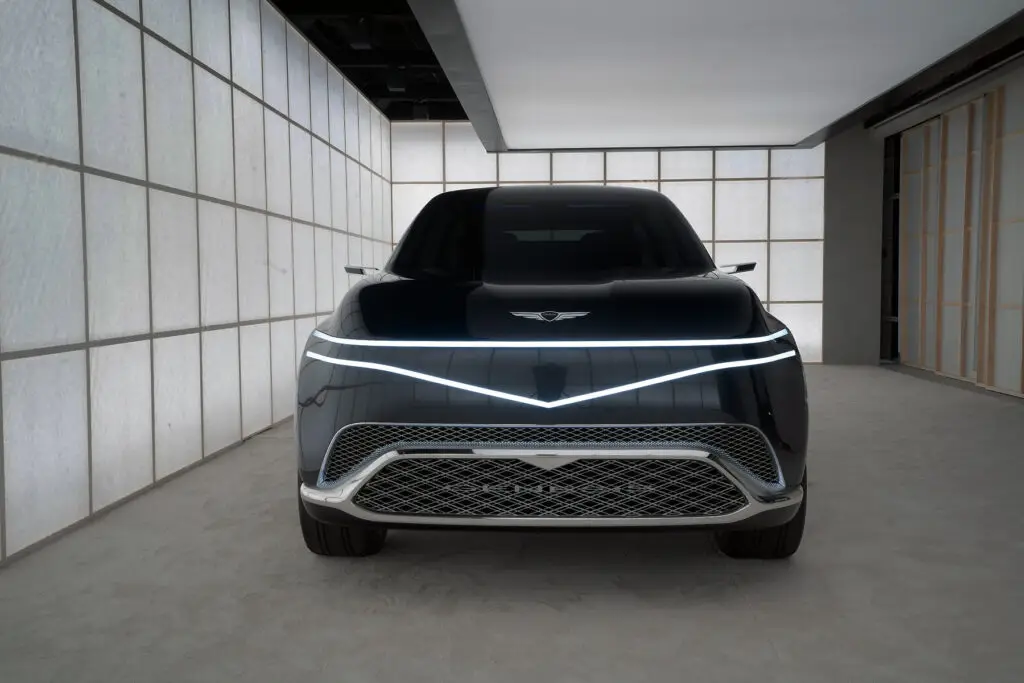 Un coche eléctrico moderno en una sala iluminada y minimalista.
