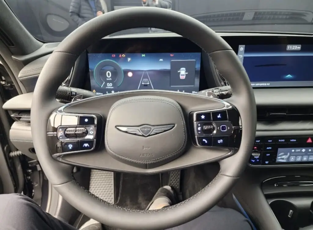 Volante de un auto moderno con pantallas digitales.