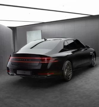 Automóvil Genesis G90 negro en una sala moderna iluminada.