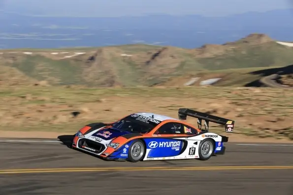 Coche de carreras Hyundai en pista de montaña.