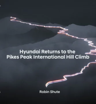 Imagen promocional de Hyundai para Pikes Peak con siluetas montañosas y luces de trazo.