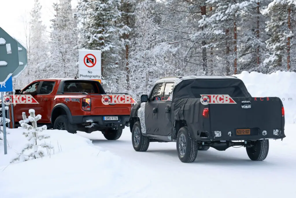 Dos camionetas en la nieve, señal de prohibido fotografiar.