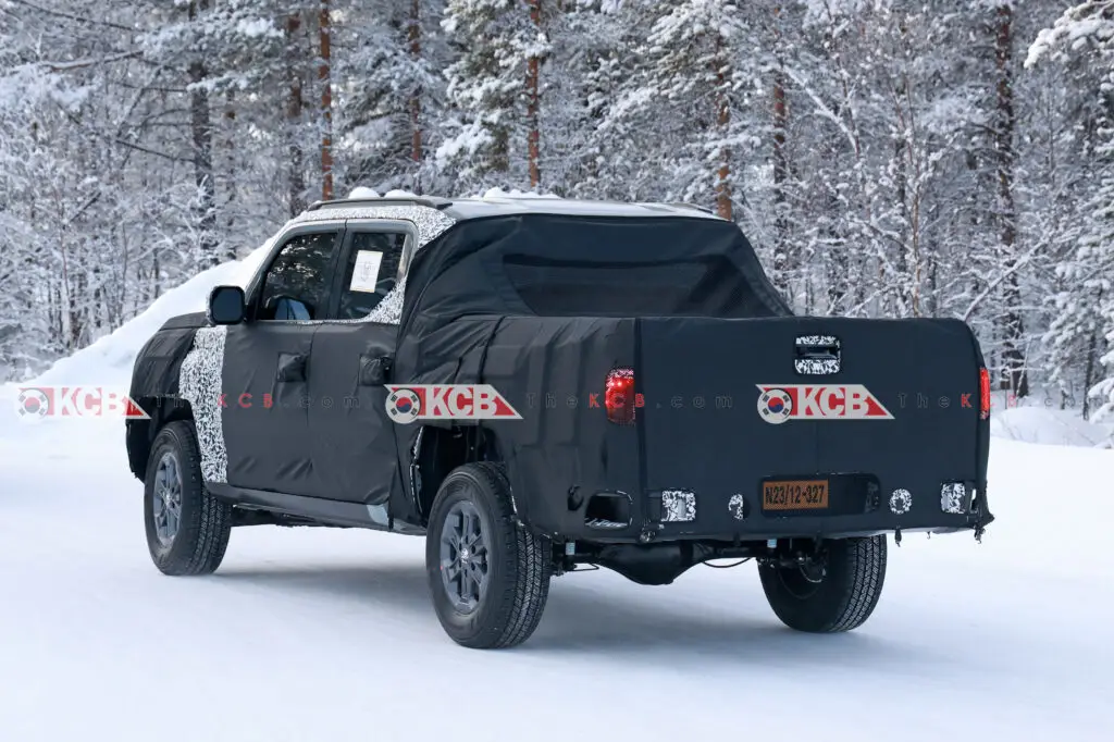 Camioneta camuflada realizando pruebas en un entorno nevado.