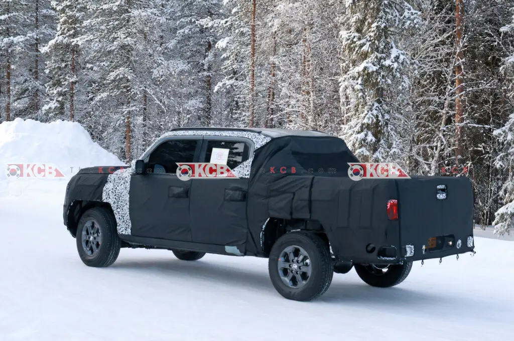 Camioneta con camuflaje probándose en un entorno nevado.