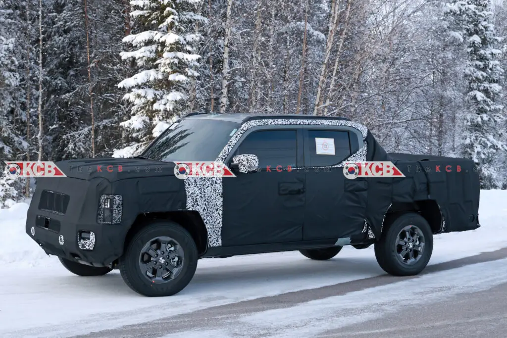 Camioneta con camuflaje de prueba en un paisaje nevado.