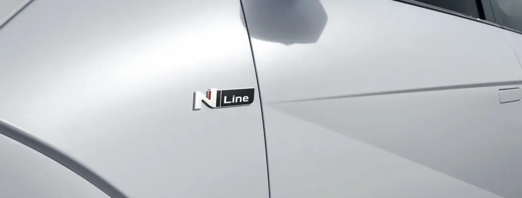 Capó de automóvil gris con distintivo "N Line".