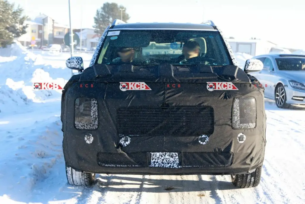 Automóvil camuflado en una carretera con nieve.