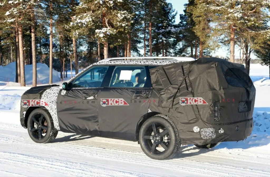 Vehículo camuflado en pruebas sobre nieve y terreno boscoso.