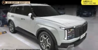 Un SUV Hyundai Palisade blanco en un estacionamiento.