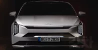 Un automóvil blanco moderno de la marca Kia.