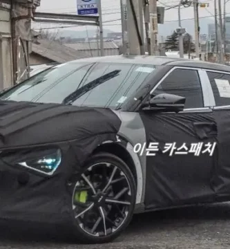 Coche de prueba camuflado en una calle.