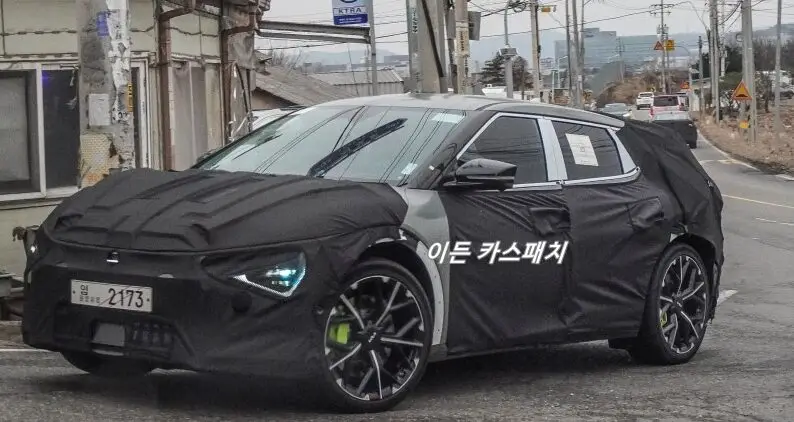 Coche de prueba camuflado en una calle.