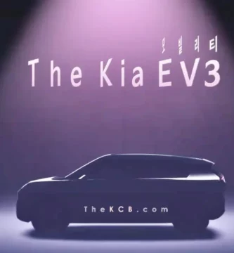 Silueta de un vehículo con el texto "The Kia EV3".