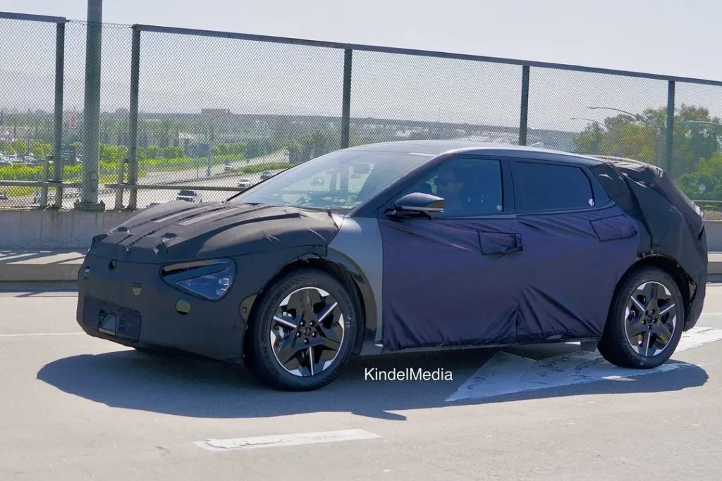 Coche cubierto con camuflaje de prueba en un estacionamiento.