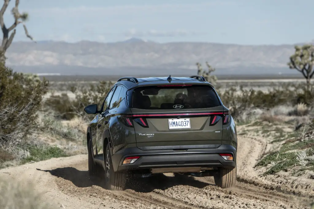 Un SUV Hyundai Tucson circulando por un camino de tierra.