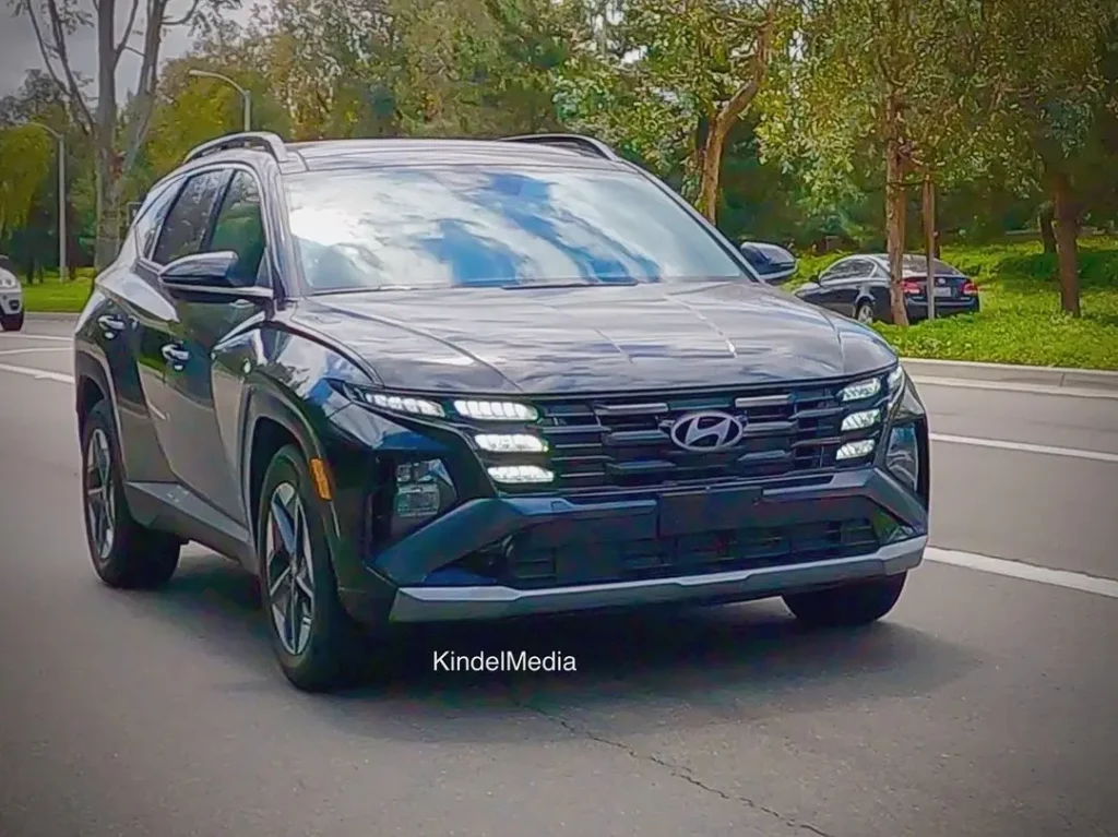 Un Hyundai Tucson negro circulando por una carretera.