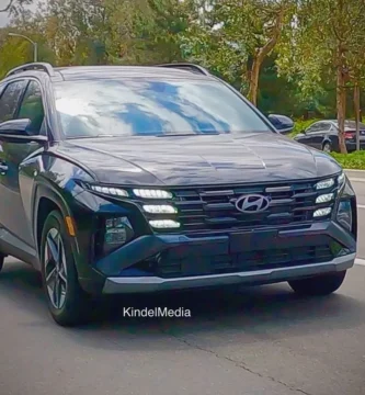 Un Hyundai Tucson negro circulando por una carretera.