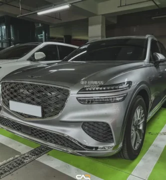 Vehículo SUV de lujo en un estacionamiento subterráneo.