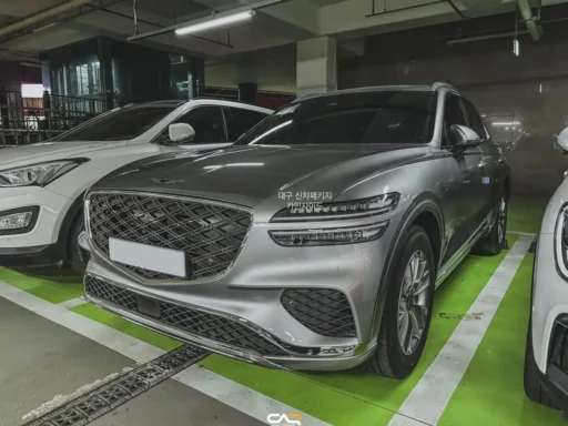 Vehículo SUV de lujo en un estacionamiento subterráneo.