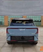 Un automóvil Kia EV6 visto desde atrás.