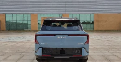 Un automóvil Kia EV6 visto desde atrás.