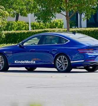 Un automóvil Genesis azul estacionado junto a la acera.