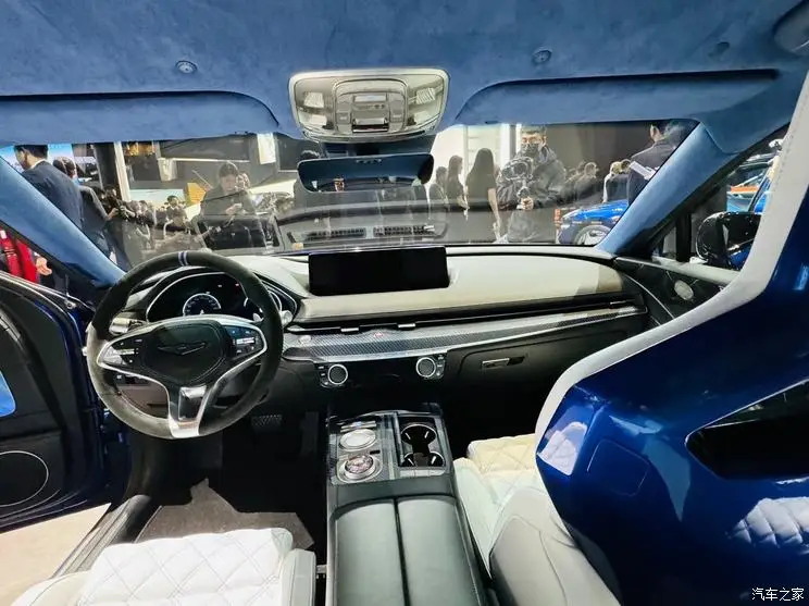 Interior de un automóvil de lujo con asientos azules.