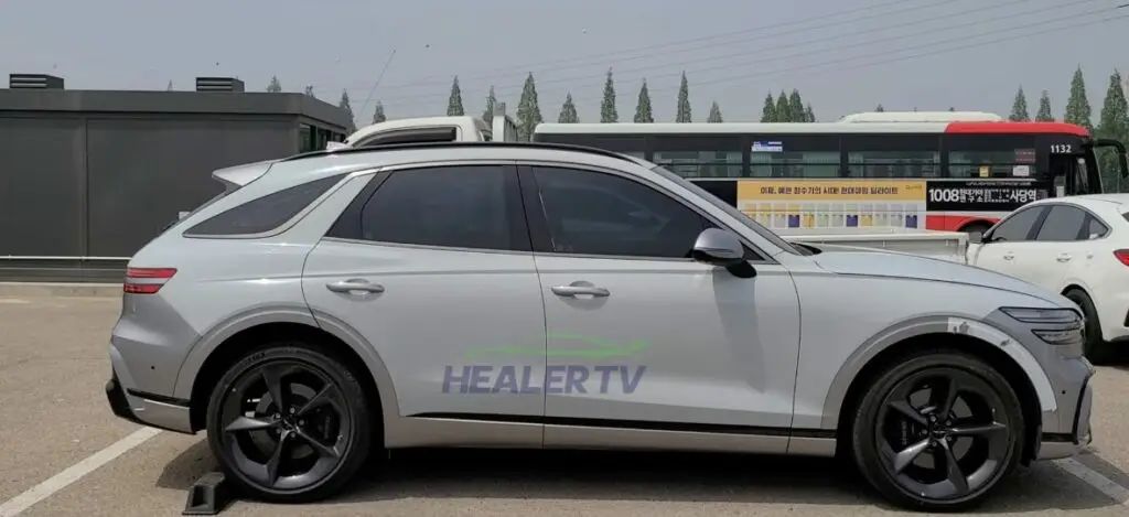 Camioneta SUV estacionada con logo de "HEALERTV" en el lateral.