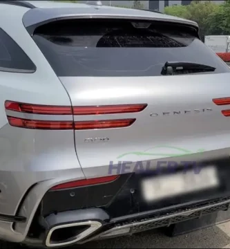 Un SUV Genesis blanco estacionado en un aparcamiento.