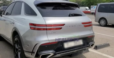 Un SUV Genesis blanco estacionado en un aparcamiento.