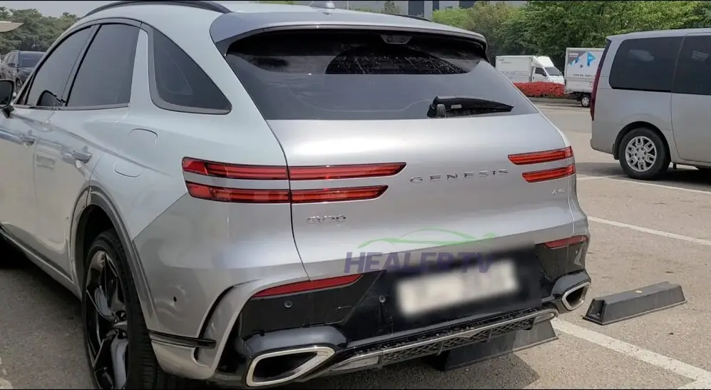 Un SUV Genesis blanco estacionado en un aparcamiento.